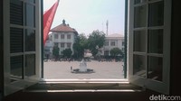Bangunan yang terdiri dari tiga lantai ini memberikan pengalaman yang menarik tentang perjalanan panjang Kota Jakarta. Di bagian atas, terdapat salah satu spot yang pernah dipakai oleh orang-orang penting zaman dahulu untuk memantau dan melihat eksekusi mati. Terletak di area balkon yang menghadap ke area terbuka di tengah-tengah kawasan Kota Tua, di sinilah para tokoh saat itu melihat eksekusi mati yang berada di area bawa balkon tersebut.