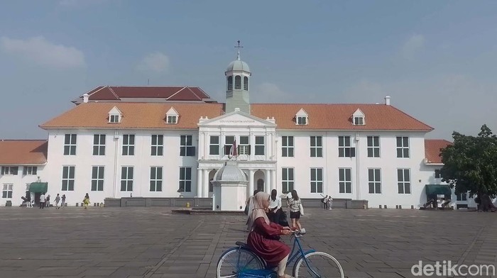 Museum Sejarah Jakarta yang terletak di kawasan Kota Tua ini jadi destinasi favorit. Dulunya tempat pernah menjadi kantor gubernur Jawa Barat.
