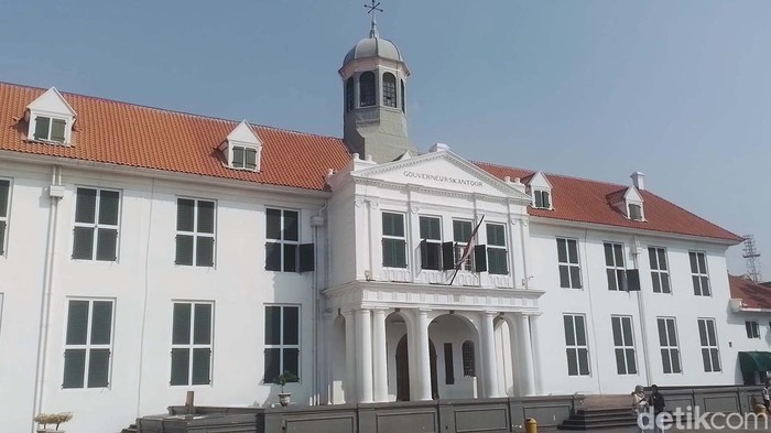 Museum Sejarah Jakarta yang terletak di kawasan Kota Tua ini jadi destinasi favorit. Dulunya tempat pernah menjadi kantor gubernur Jawa Barat.
