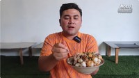 Tak hanya bakso daging sapi saja, tapi Ncess Nabati juga mencicipi baso aci populer di Garut, Jawa Barat. Ia menikmatinya di Bakso Aci Asgar, di antaranya ada baso aci hingga tulangan sumsum. Foto: YouTube Ncess Nabati