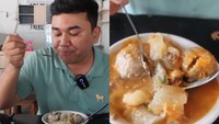 Sebagai penggemar bakso, Ncess Nabati akhirnya membuka usaha bakso kaki lima. Variasi baksonya beragam, ada bakso halus, bakso cincang, bakso tunjang, hingga bakso keju. Lokasi Bakso Ncess ini ada di Jalan Tegal Parang, Jakarta Selatan. Foto: YouTube Ncess Nabati