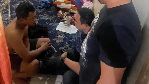 Nenek di Kediri nyaris tewas dibekap dan dicekik pemuda diduga pacar cucunya.