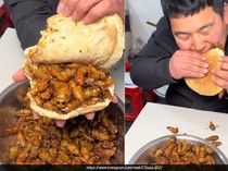 Ngeri! Pria Ini Mukbang Burger Isi Ulat Sagu Goreng