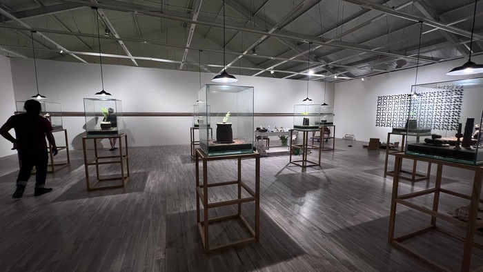 Pameran hasil karya Albert Yonatha Setyawan berjudul 'Transitory Nature of Earthly Joy' di Tumurun Museum, Jumat (7/6/2024).