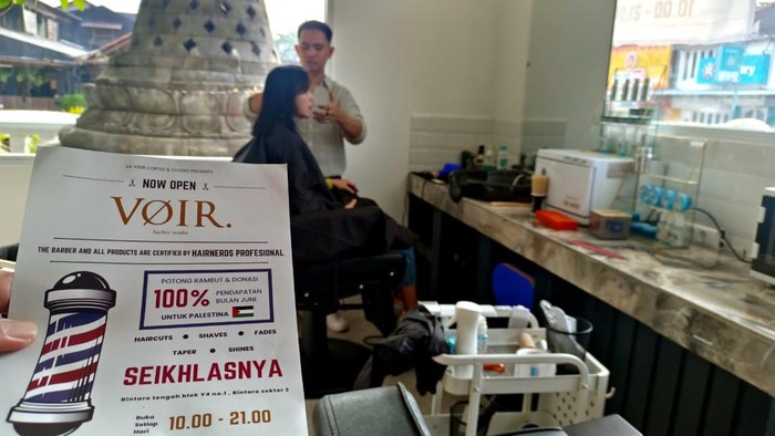 Pekerja sedang melakukan pemotongan rambut di VOIR barber studio, Bintaro, Tangerang, Kamis (6/6/2024). VOIR barber studio yang baru dibuka beberapa waktu lalu, membuat program sosial berupa Potong Rambut dan Donasi 100% Pendapatan Bulan Juni untuk Palestina.