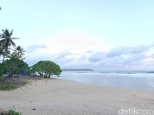 Pesona Alam Pantai Karapyak Pangandaran yang Memikat Hati