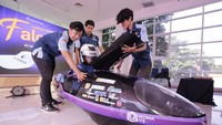 Tim Antasena Institut Teknologi Sepuluh Nopember (ITS) menyiapkan purwarupa mobil Antasena Falcon untuk diuji coba saat peluncuran di Gedung Pusat Riset ITS, Surabaya, Jawa Timur, Jumat (7/6/2024). 