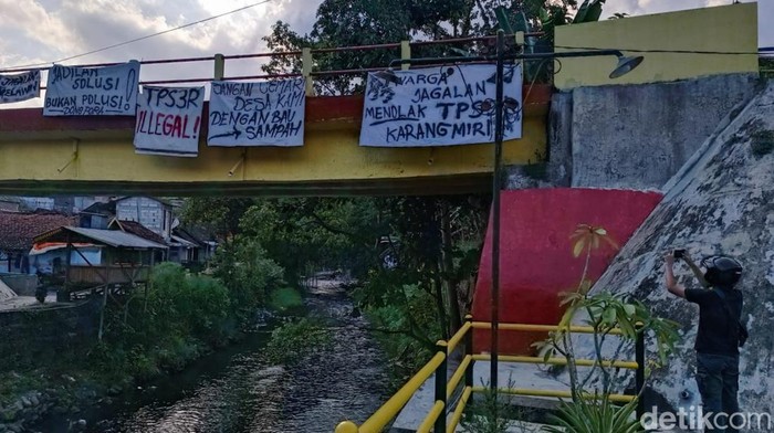 Pemasangan spanduk penolakan TPS3R milik Pemkot Jogja oleh warga Jagalan, Banguntapan, Bantul. Foto diunggah Jumat (7/6/2024).