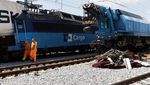 Momen Evakuasi 2 Kereta yang Tabrakan di Ceko