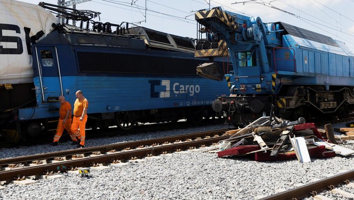 Penampakan 2 Kereta Tabrakan di Ceko, 4 Orang Tewas-Puluhan Luka A view shows the site of a crash in which a passenger train collided with a freight train in Pardubice, Czech Republic, June 6, 2024. REUTERS/Eva Korinkova