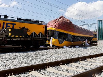 Momen Evakuasi 2 Kereta yang Tabrakan di Ceko