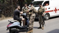 Tentara-tentara Lebanon kemudian melakukan pemeriksaan dan penggeledahan di area sekitar untuk menyelidiki apakah pria bersenjata itu memiliki kaki tangan. AP/Hassan Amman  