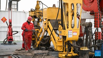 Pengeboran lubang super dalam itu dilakukan di wilayah Xinjiang Uygur Autonomous Region, tepatnya di Cekungan Tarim di gurun Taklimakan. Dinamakan sebagai Shenditake 1, nantinya lubang itu ditargetkan mencapai kedalaman 11,1 kilometer saat pengerjaan selesai. Foto: Xinhua