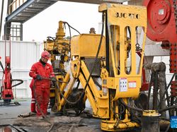 Penampakan Pekerja China Gali Lubang 10 Kilometer ke Dalam Bumi