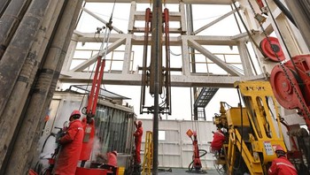 Dikutip detikINET dari Xinhua, sejak dimulainya pengeboran pada 30 Mei 2023, lubang bor telah menembus 13 lapisan dan lebih dari 20 mata bor digunakan dalam proses tersebut. Ini pertama kali China mengebor lubang bor vertikal sedalam lebih dari 10.000 meter, kata Wang Chunsheng, kepala ahli Ladang Minyak Tarim dari China National Petroleum Corporation, yang bertanggung jawab atas pengeboran tersebut. Foto: Xinhua