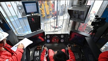 Terletak di antara pegunungan Tianshan dan Kunlun, Cekungan Tarim adalah salah satu kawasan paling sulit dijelajahi karena lingkungan tanahnya yang keras dan kondisi bawah tanah yang rumit. Foto: Xinhua