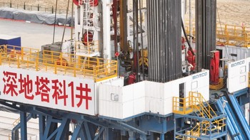 Jia Chengzao, akademisi di Akademi Ilmu Pengetahuan China, mengatakan Shenditake 1 telah menjadi sumur vertikal terdalam kedua di dunia dan terdalam di Asia. Menurutnya, itu merupakan tonggak penting dalam penelitian ilmiah Bumi dalam serta minyak dan gas ultra dalam. Foto: Xinhua