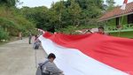 Kala Sang Saka Merah Putih Raksasa Membentang di Pantai Batukaras