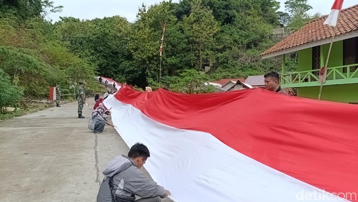 Pengibaran bendera merah putih di Pantai Batukaras