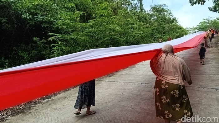 Pengibaran bendera merah putih di Pantai Batukaras