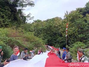 Kala Sang Saka Merah Putih Raksasa Membentang di Pantai Batukaras
