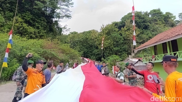Pengibaran bendera merah putih di Pantai Batukaras Pengibaran bendera merah putih di Pantai Batukaras