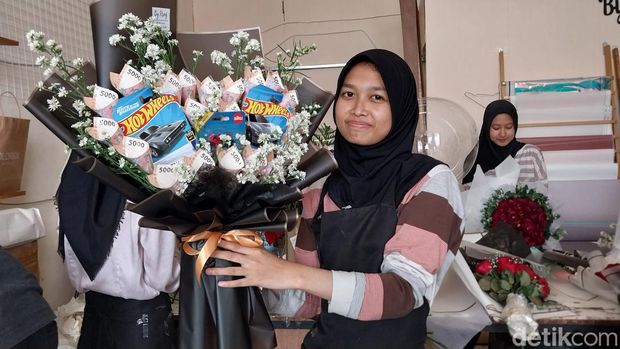 Pengusaha buket di Malang yang kerap menerima pesanan nyeleneh.