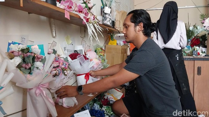 Pengusaha buket di Malang yang kerap menerima pesanan nyeleneh.
