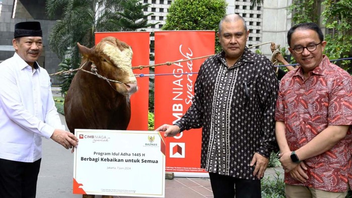Satu ekor sapi seberat 1,2 ton diserahkan ke Baznas. Penyerahan sapi ini merupakan bagian dari program Idul Adha.