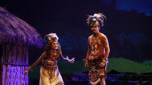 Momen saat Biwar diceritakan tentang masa lalu kelam keluarganya oleh Mama Yakomina. Biwar pun bertekad buat bunuh sang Naga. Foto: Courtesy of Bakti Budaya Djarum Foundation/ Image Dynamics