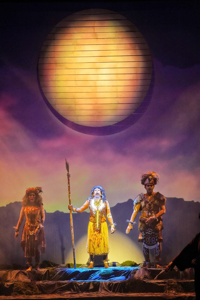 Pertunjukan Teater Koma Matahari Papua saat dipentaskan di Graha Bhakti Budaya (GBB), kompleks TIM. Pertunjukan Teater Koma Matahari Papua saat dipentaskan di Graha Bhakti Budaya (GBB), kompleks TIM.
