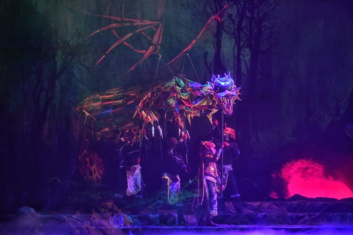 Pertunjukan Teater Koma Matahari Papua saat dipentaskan di Graha Bhakti Budaya (GBB), kompleks TIM. Pertunjukan Teater Koma Matahari Papua saat dipentaskan di Graha Bhakti Budaya (GBB), kompleks TIM.