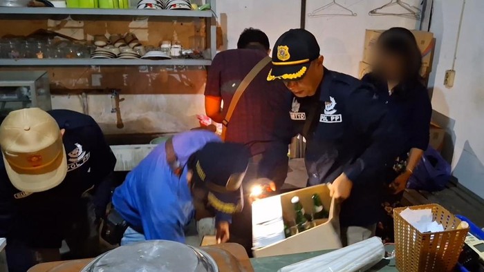Petugas gabungan di Tulungagung saat merazia kafe karaoke.