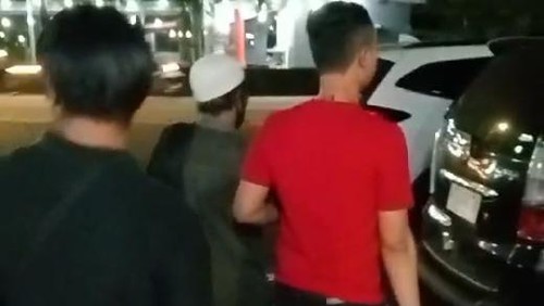 Pimpinan Ponpes NQW, MA (peci putih), ditangkap polisi pada Kamis malam (6/6/2024) di Mataram. MA diduga memerkosa dan mencabuli santrinya.