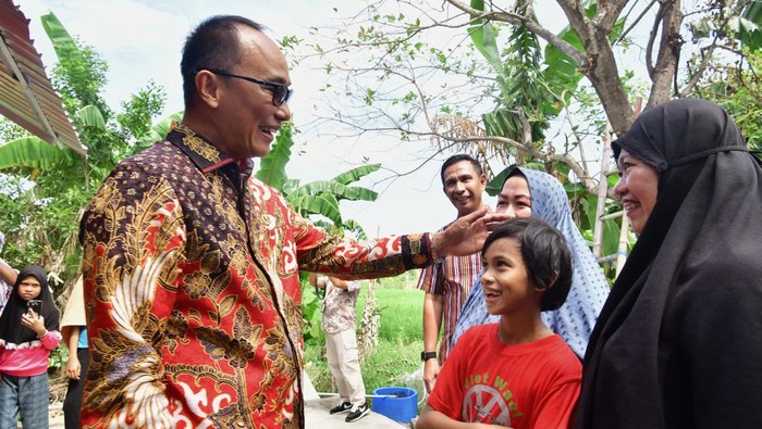 PJ Gubernur Sulsel Bedah Rumah Tak Layak Huni di Makassar