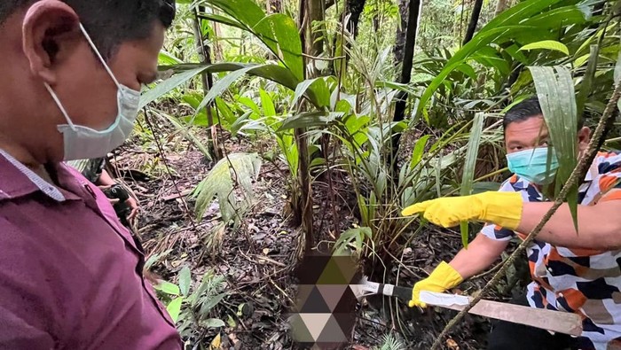 Polisi melakukan olah TKP di lokasi penemuan kerangka manusia di kebun kopi jalur wisata ke Gunung Mahawu.