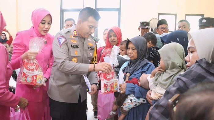 Polisi memberikan asupan bergizi kepada anak dan ibu di Subang