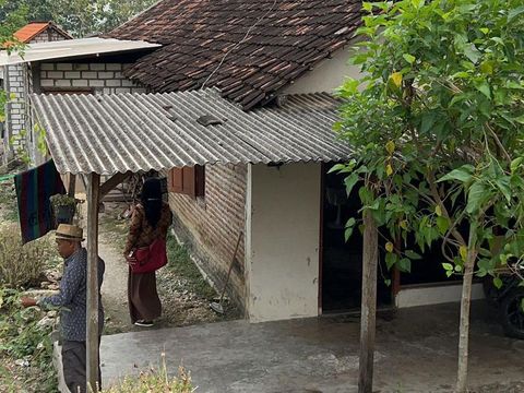 Polri mendampingi Kemensos untuk memantau penyaluran bantuan sembako di Kabupaten Lamongan, Jatim, agar bantuan disalurkan tepat sasaran. (dok Istimewa)