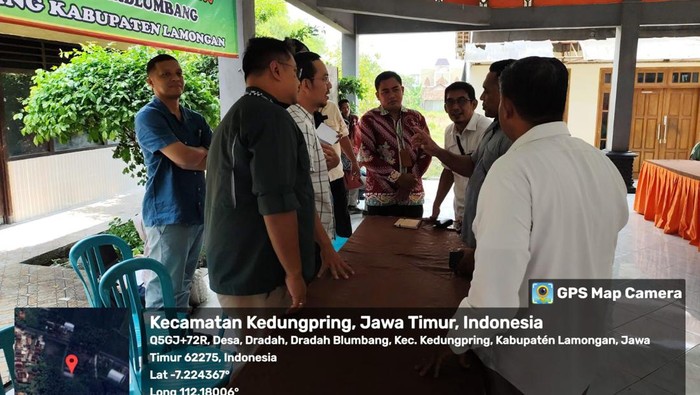 Polri mendampingi Kemensos untuk memantau penyaluran bantuan sembako di Kabupaten Lamongan, Jatim, agar bantuan disalurkan tepat sasaran. (dok Istimewa)