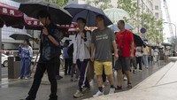 Sejumlah orang tua mengantarkan anak-anak mereka untuk mengikuti ujian perguruan tinggi nasional tahunan di Beijing, China, Jumat (7/6/2024).