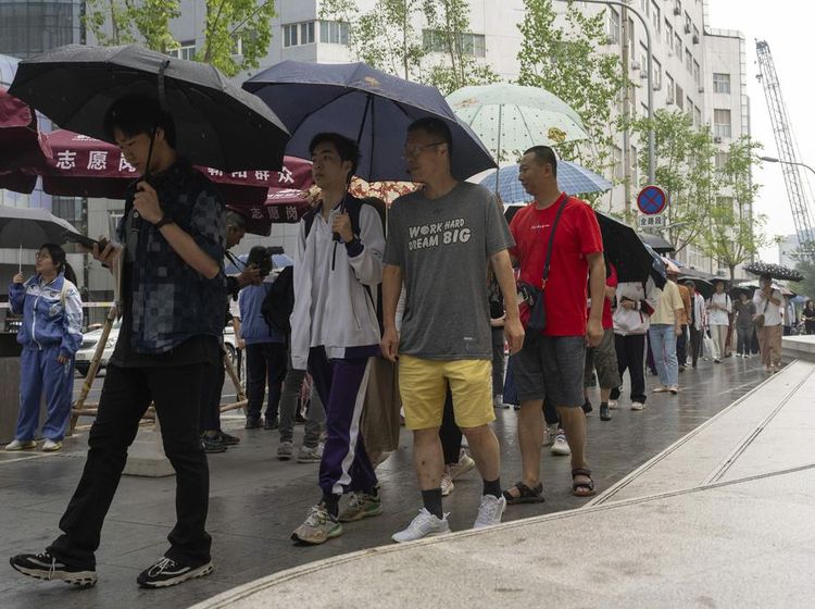 Potret Orang Tua di China Antar-Tunggu Anak Ujian Masuk Perguruan Tinggi