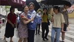 Potret Orang Tua di China Antar-Tunggu Anak Ujian Masuk Perguruan Tinggi