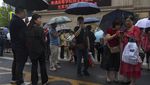 Potret Orang Tua di China Antar-Tunggu Anak Ujian Masuk Perguruan Tinggi