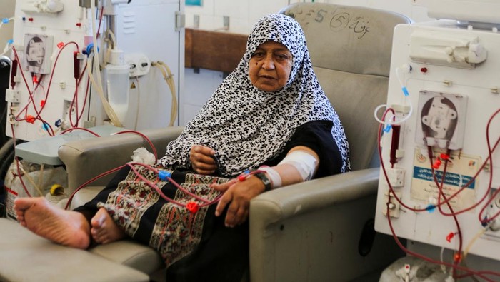 A Palestinian kidney patient undergoes dialysis, amid the Israel-Hamas conflict, at the remains of Al Shifa Hospital which was destroyed in the Israeli offensive, in Gaza City June 5, 2024. REUTERS/Dawoud Abu Alkas     TPX IMAGES OF THE DAY