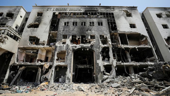 A Palestinian kidney patient undergoes dialysis, amid the Israel-Hamas conflict, at the remains of Al Shifa Hospital which was destroyed in the Israeli offensive, in Gaza City June 5, 2024. REUTERS/Dawoud Abu Alkas     TPX IMAGES OF THE DAY