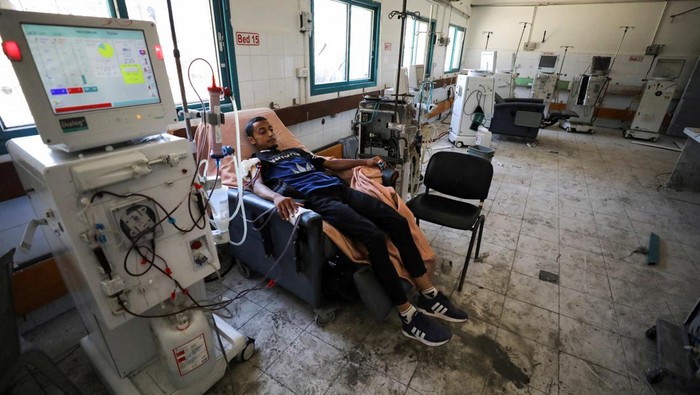 A Palestinian kidney patient undergoes dialysis, amid the Israel-Hamas conflict, at the remains of Al Shifa Hospital which was destroyed in the Israeli offensive, in Gaza City June 5, 2024. REUTERS/Dawoud Abu Alkas     TPX IMAGES OF THE DAY