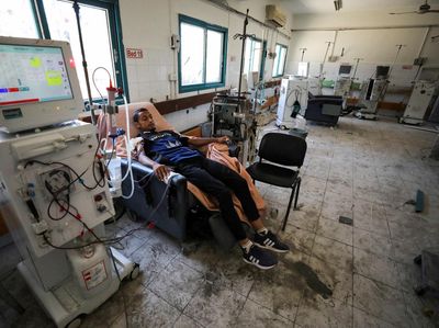Potret Pasien Palestina Jalani Cuci Darah di Reruntuhan RS Al Shifa