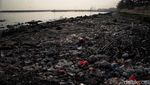 Potret Sampah Plastik Penuhi Pantai Cilincing