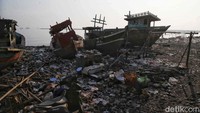 Sampah menumpuk di tempat perahu nelayan bersandar.