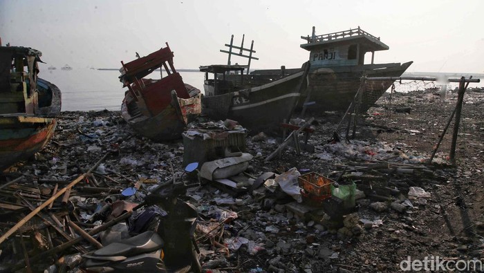 Sampah plastik memenuhi kawasan pantai di Cilincing, Jakarta Utara. Begini potretnya.